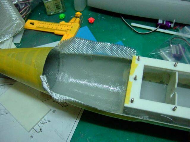 船身貼上細玻璃纖維編織紗布